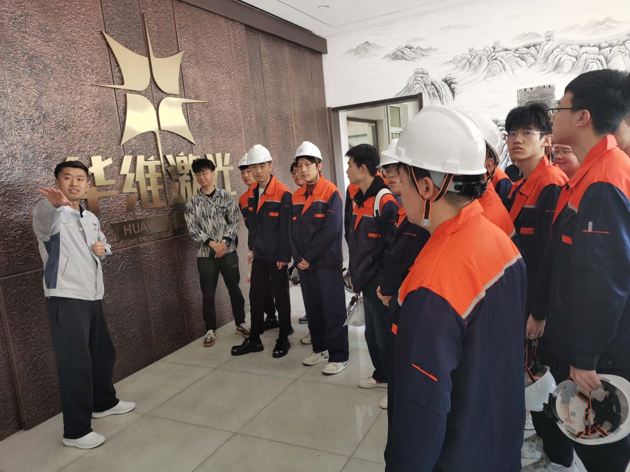 Thug múinteoirí agus mic léinn ó Ollscoil Teicneolaíochta Shenyang cuairt ar Huawei Laser Equipment Manufacturing Co, Ltd.