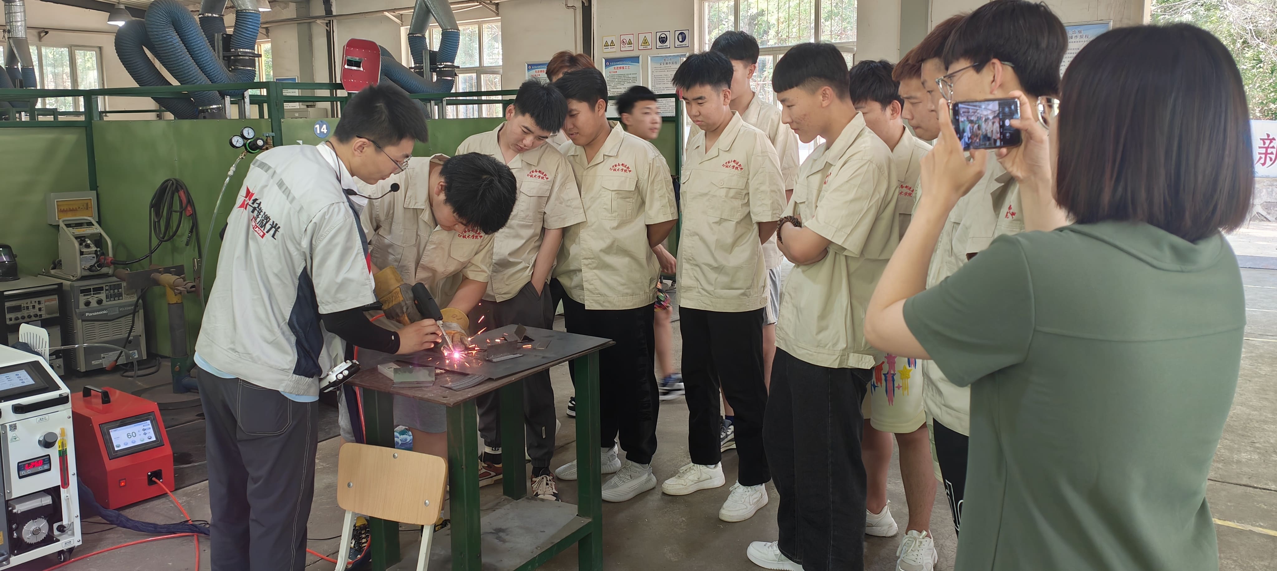 Cuireann Huawei Laser 1500W Treisithe Treisithe Treisithe Treisithe Scileanna i gColáiste Tech Liaoning Tech