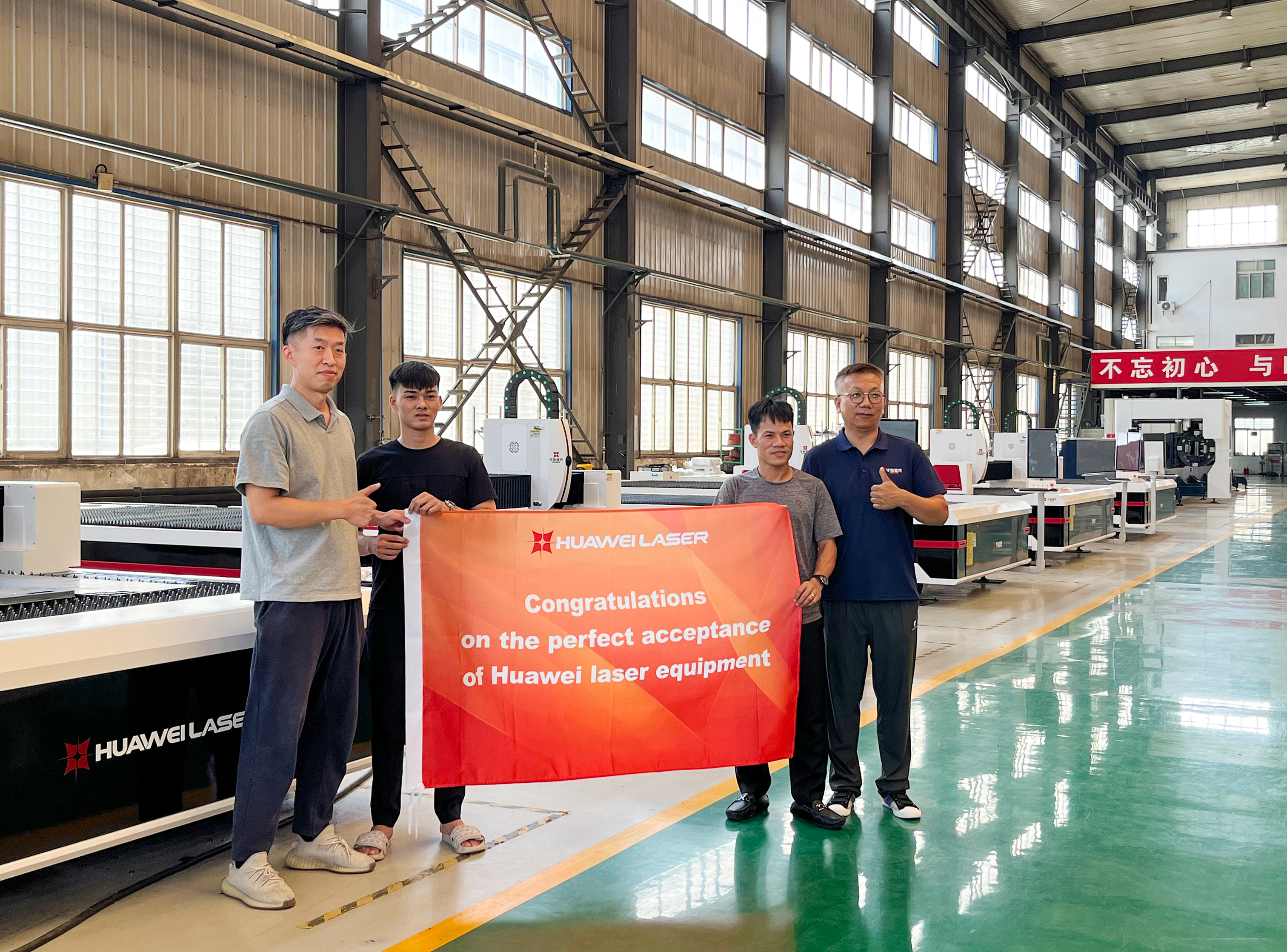 Seachadadh rathúil 6000W 6020 Cutter léasair go Vítneam